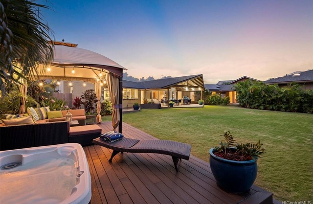 Work remote or vacation in a 5 bedroom Kahala Oasis