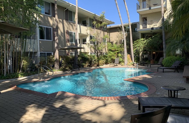 Worker’s paradise near UCLA, iMac, pool, balcony