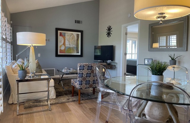 WOW! BEAUTIFUL 2 BED/2 BATH CONDO WITH MOUNTAIN VIEWS AND WALKABLE TO TOWN!