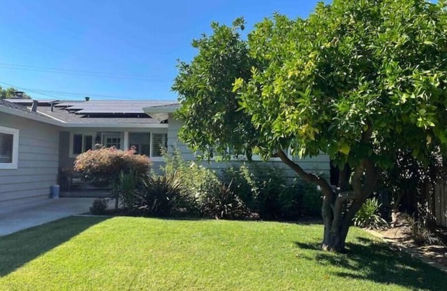 Wow! Beautiful 4BR 2.5BA Garden House, Fenced Yard. Kids and Pets Friendly!