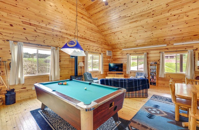 Wraparound Deck + BBQ: Pet-Friendly Deadwood Cabin