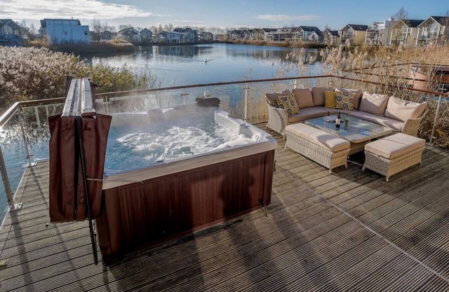 Wren Lodge - HM11 - HOT TUB -Lakeside Spa Property