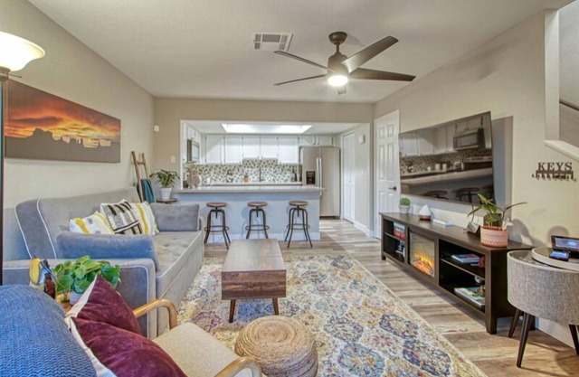 WRIGLEY'S HOME PLATE IN MESA, Poolside, Trendy Condo, King Bed