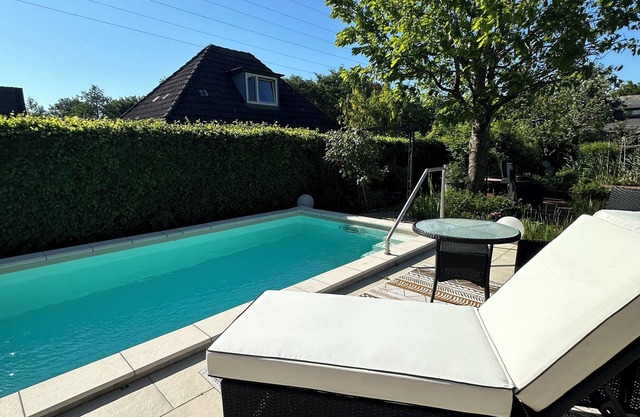 Wunderschönes Haus mit Sehr Großzügigem Garten und Beheiztem Außen Pool