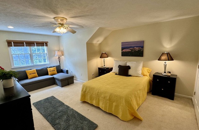 WVU Mini-Château. Cozy home located next to stadium + hospital-5 min walk.