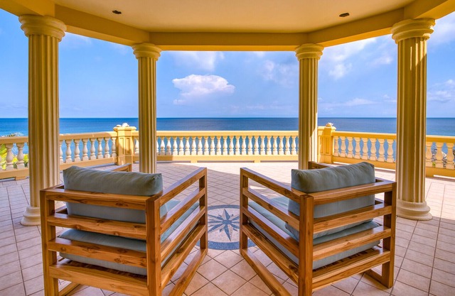 Wyndsong Manor Luxury oceanfront vacation home located on Utila's Dolphin Run.
