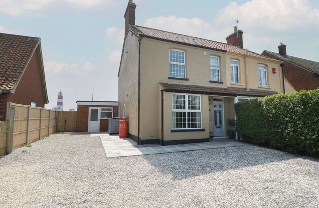 WYNGATE, pet friendly, with a garden in Happisburgh, East Anglia