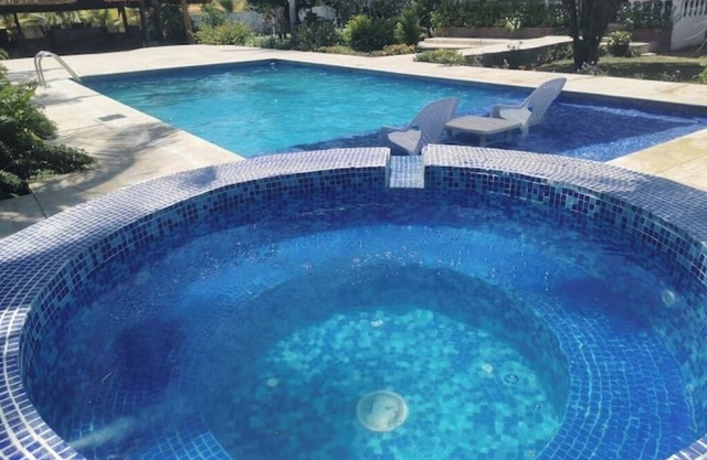 X-LARGE jacuzzi pool and bohio