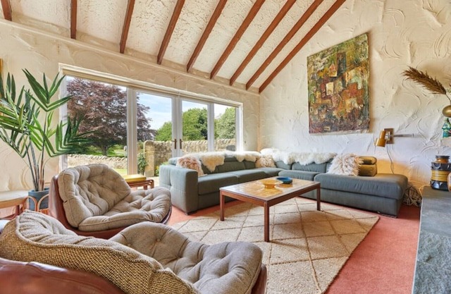 Xanadu: Stylish family home by the Pub and Beach