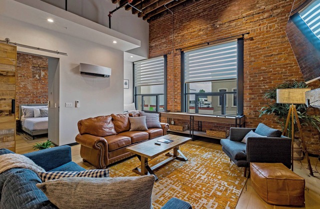 XCHNG Unit A. Luxury Suite., XCHNG. Industrial Executive Loft w/King Bed