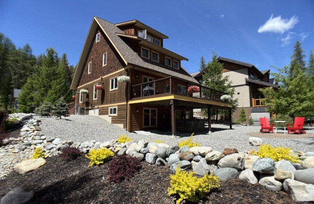 XMAS 2025 Available! Bedrooms Galore! Hottub Short Flat Walk to Lift