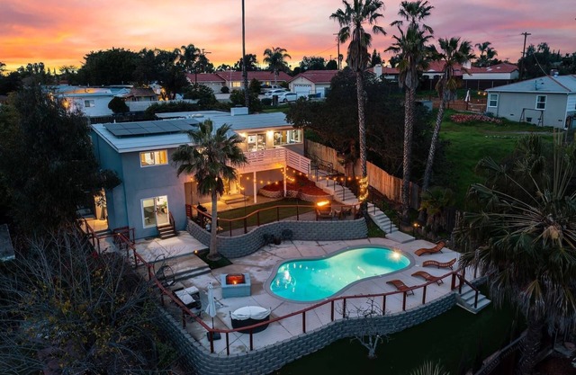 XTRA 10% OFF until Nov: Pool, outdoor fire pits, chef's kitchen, gym