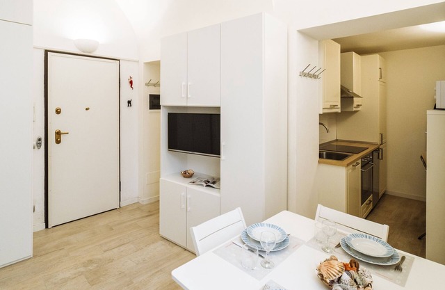 XX Settembre 68 - One Bedroom Apartment, Sleeps 4
