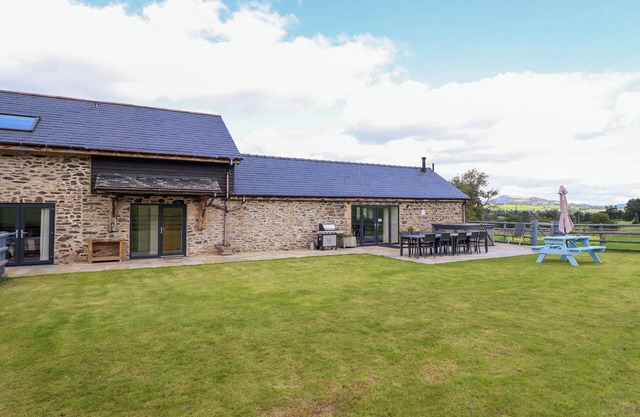 Y BEUDY (THE DAIRY, family friendly in Llanrhaeadr-Ym-Mochnant