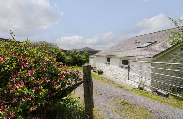 Y BWTHYN, pet friendly, character holiday cottage in Llanberis