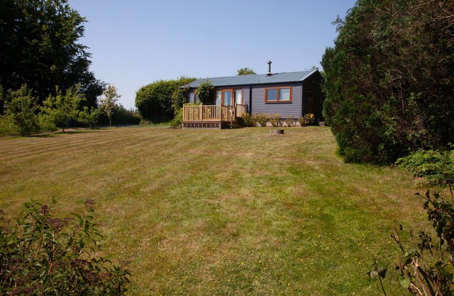 Y CABAN GLAS, pet friendly, character holiday cottage in Brynhoffnant