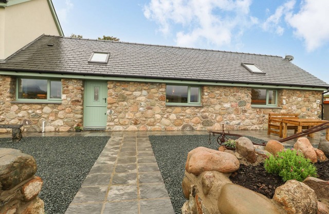 Y FELIN (THE GRANARY), character holiday cottage in Caernarfon
