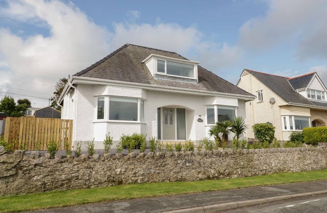 Y GOGARTH, pet friendly, country holiday cottage in Benllech