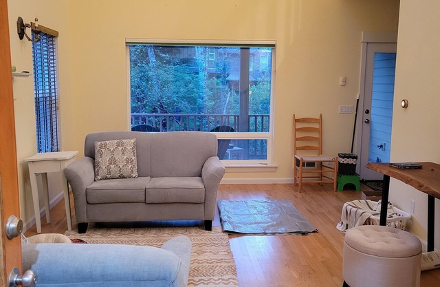 Yachats Beach Cottage - 5 min walk to the ocean.