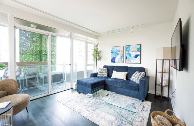 Yaletown 2BR & 2BA Condo with Patio Bar & Parking