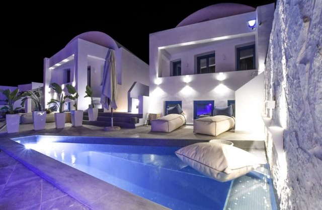 Yang Villa in Monolithos Beach, next to Fira, close to airport