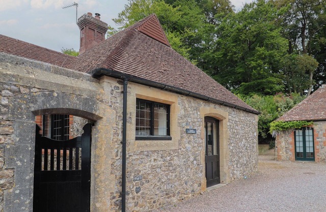 YARD COTTAGE, family friendly, with open fire in Lyme Regis
