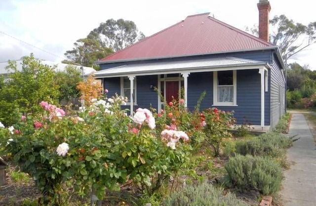 Yarram Cottage - Art and Accommodation