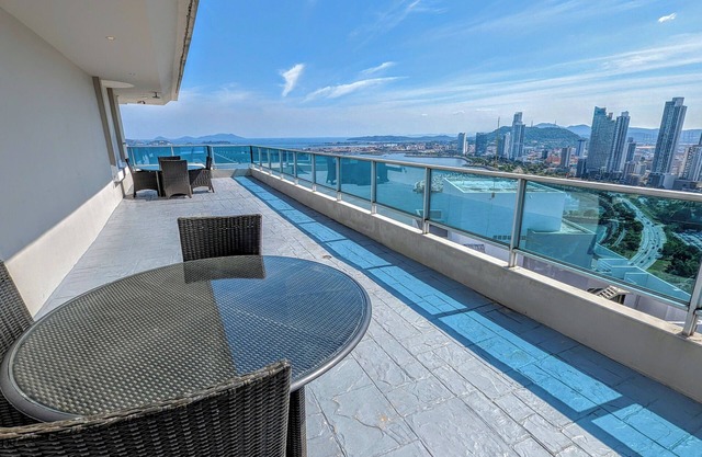 YC 701-C l Apartamento 2BR en av balboa