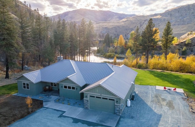 Year-Round AdventurenRiverfront 4-bedroom retreat with 2 king suites