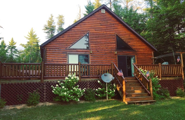 Year-Round Cabin Rental ~ Gorgeous Lakefront Property Nestled In The Woods