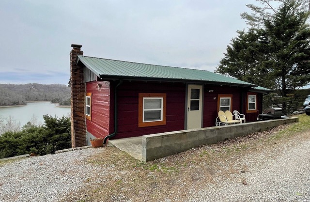 Year Round Center Hill Lake View