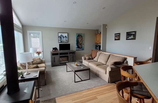 Year-Round Getaway in Windermere B.C. - Enjoy the Lake and Mountains!