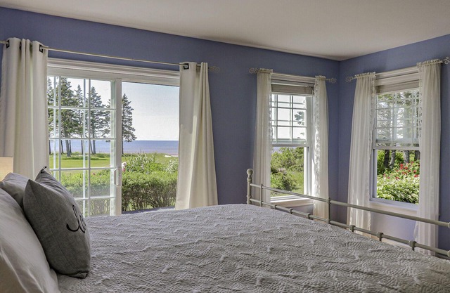 Yellow Beach House - Beachfront, 4 bedroom, private and close to Charlottetown