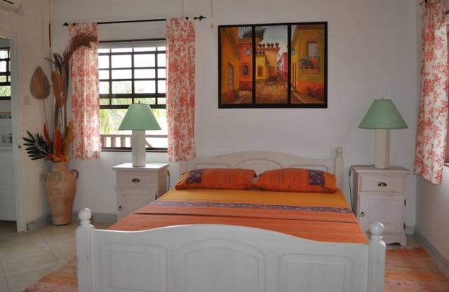 Yellow Bird Apartment in Blue Ocean Cottage in Silver Sands