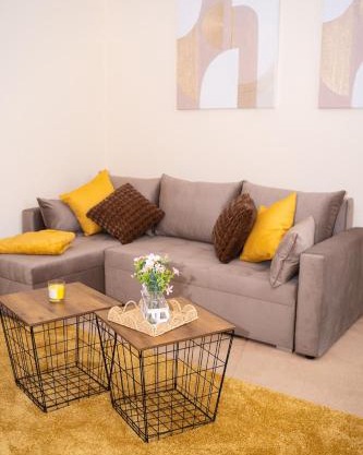 Yellow Haven spacious quiet free parking sleeps 7