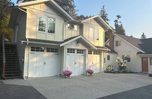Yellow House Living - 2 bedroom Carriage House