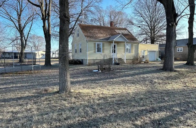 Yellow house near the railroad tracks in Coal City