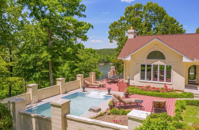 Yellowhammer Hill: 5 BR, 3.5 BA in Cullman, Sleeps 17