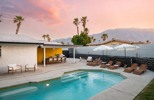Yellowjacket by AvantStay | Entertainer’s Yard | 10min to Downtown