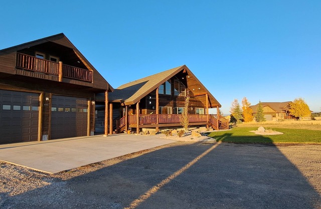 Yellowstone 6 Bed 6 Baths+ 2 Bedroom Apartment Optional, HOT TUB, Sleeps 25