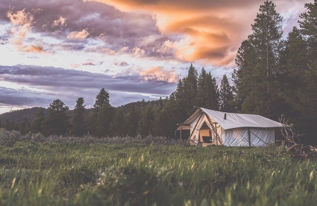 Yellowstone canvas tent w/ king bed & sleeper sofa