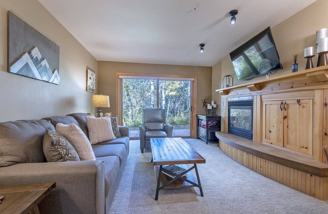 Yellowstone & Grand Teton Parks!3 Community Hot Tubs! Updated, Stocked & Clean!