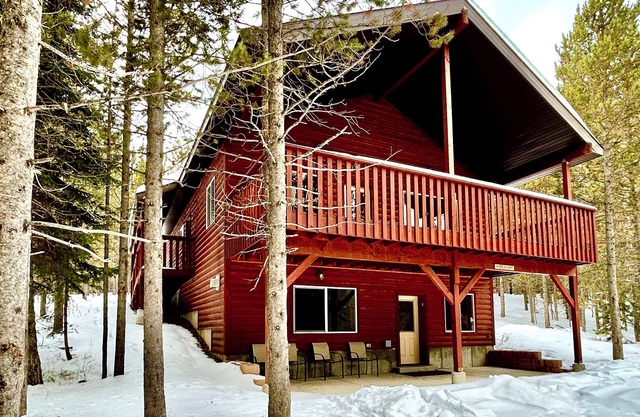 Yellowstone's PREMIER Hideaway! King Bed, Fire Pit, Dog & wheelchair friendly!