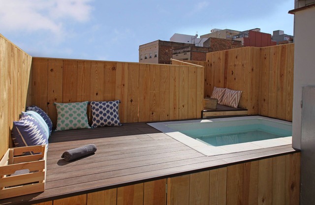 Yelow House. House with terrace and private pool. Barcelona. Close to FCB and Fira BCN