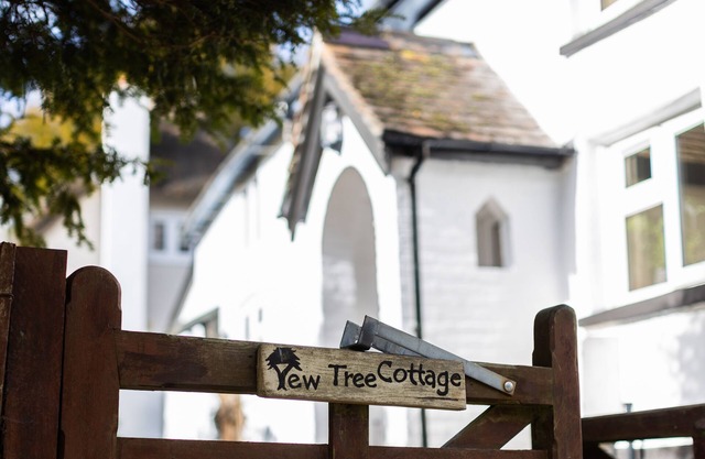 Yew Tree Cottage - detached cob cottage in the heart of Nomansland.
