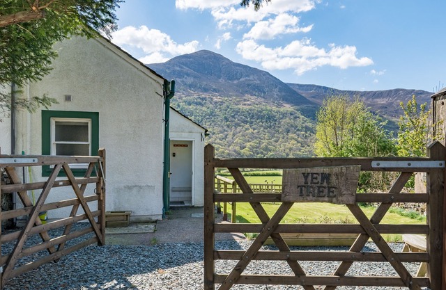Yew Tree Cottage - With garden, BBQ area and stunning views!
