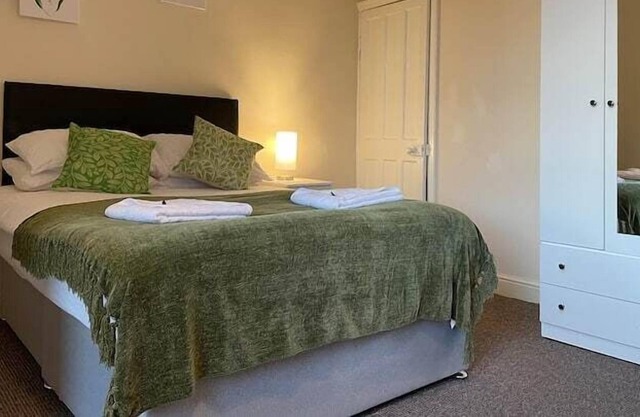 Yew Tree House - 3 bed home sleeping 7, on street parking - perfect for families and contractors