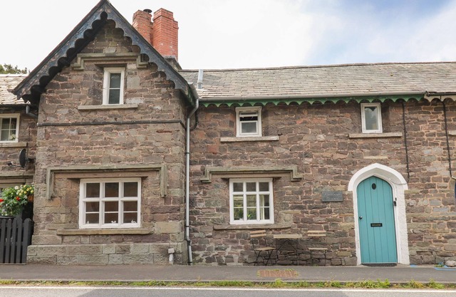 YEWTREE COTTAGE, pet friendly in Sennybridge