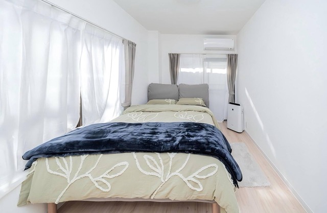 Yinojia: Bright, clean interior. Quiet yet convenient, near 24 - hr stores.