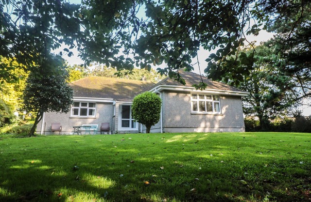 YNGYWIDDEN, pet friendly, character holiday cottage in Rosudgeon